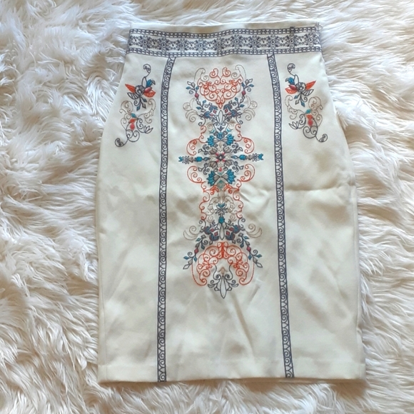 Champagne & Strawberries /Anthro White Embroidered Pencil Skirt Size Medium - Picture 3 of 8